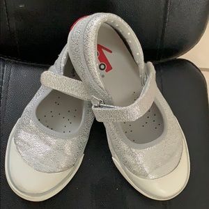 Girls white and silver tennis shoes
